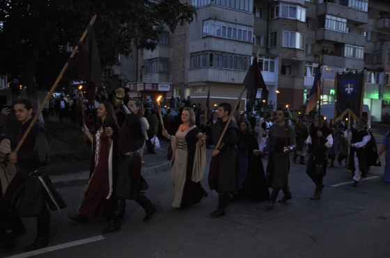Parada cavalerilor cu făclii a scos Suceava din amorțire (foto 8609)